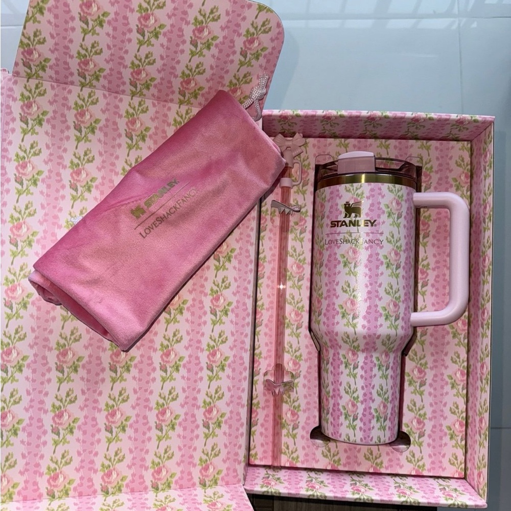 THE STANLEY X LOVESHACKFANCY QUENCHER | 40 OZ in Blooming Heirloom! 💓💓